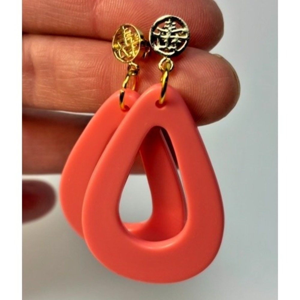 Teardrop Earrings Coral Pink Acrylic Gold Tone Lucky Studs‎
